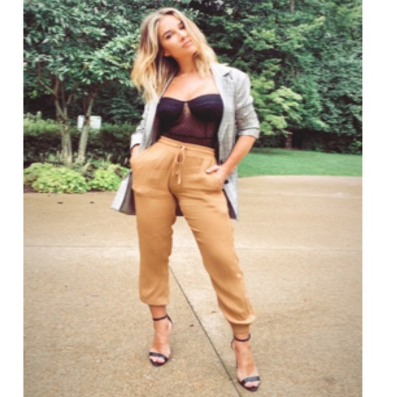 Kittenish camel joggers